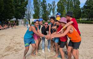 L'adjoint aux sports Jérémie Vial remet le trophée des meilleurs jeunes aux Artistes
Photo: Simon Issartel