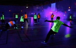 Amènes des potes au HAND FLUO